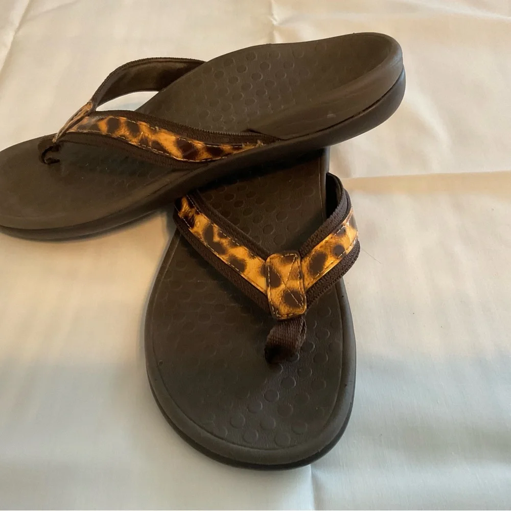 Vionic Tide Leopard Print Flip Flop Sandals, Size 7